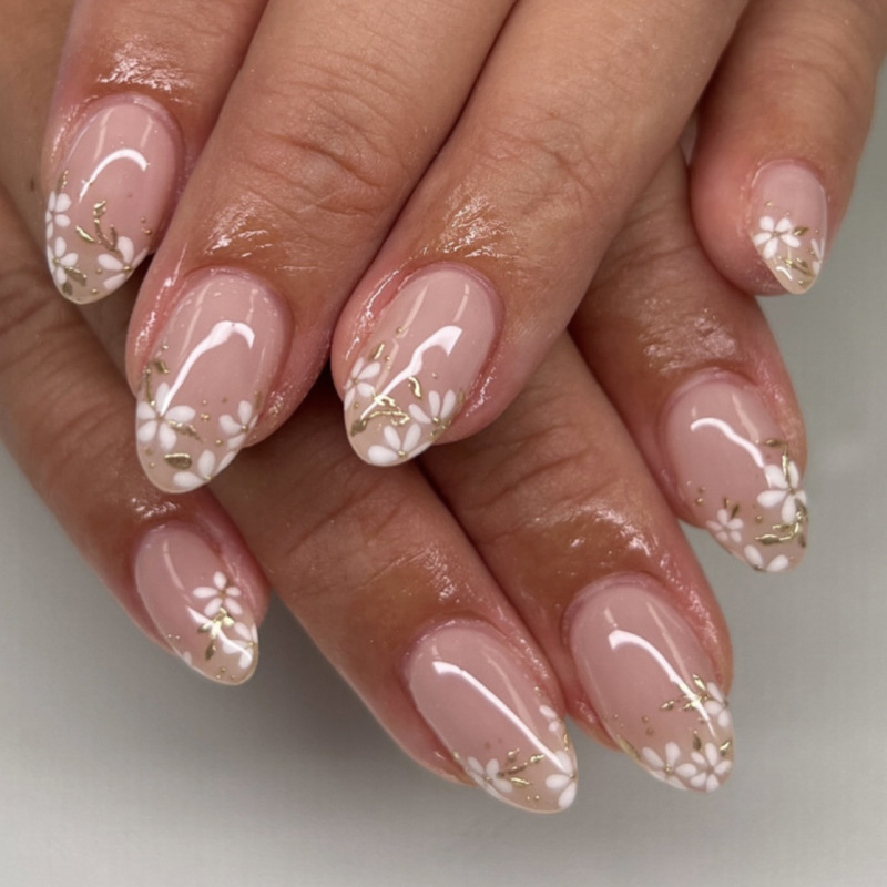 Short Fresh White Flower Wearable Manicure Nails Cross-Border Hot Selling Simple Almond Nails Wholesale Short Fresh White Flower Wearable Manicure Nails Cross-Border Hot Selling Simple Almond Nails Wholesale