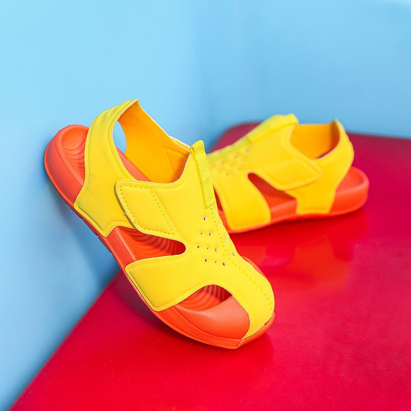 Sandalias para niños con punta cerrada para hombres y mujeres al por mayor Zapatillas de bebé para niños grandes, medianas y pequeñas nuevos zapatos de playa antideslizantes populares a prueba de agua