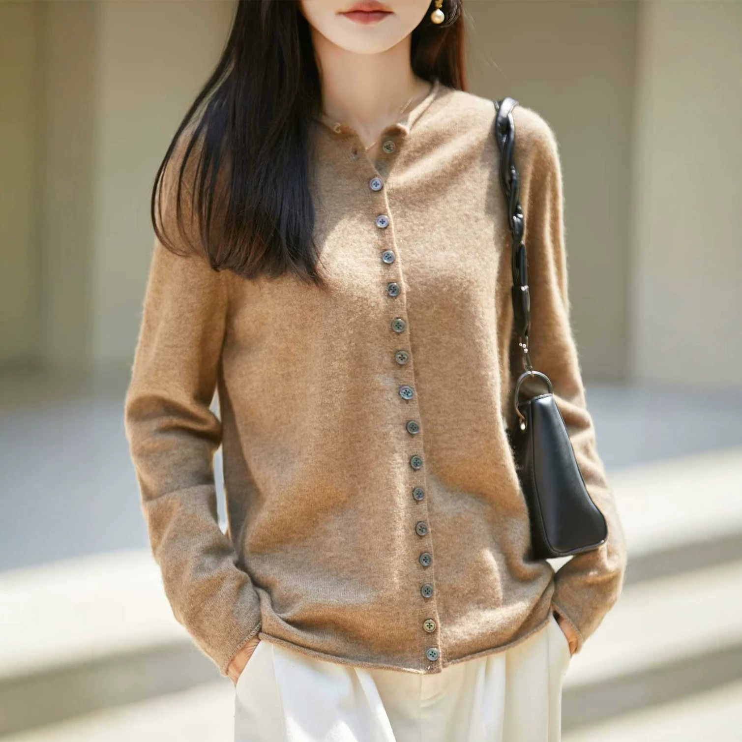 French-style multi-button knitted sweater with rolled hem, round neck, thin, retro, high-end, niche, suitable for travel and outerwear.