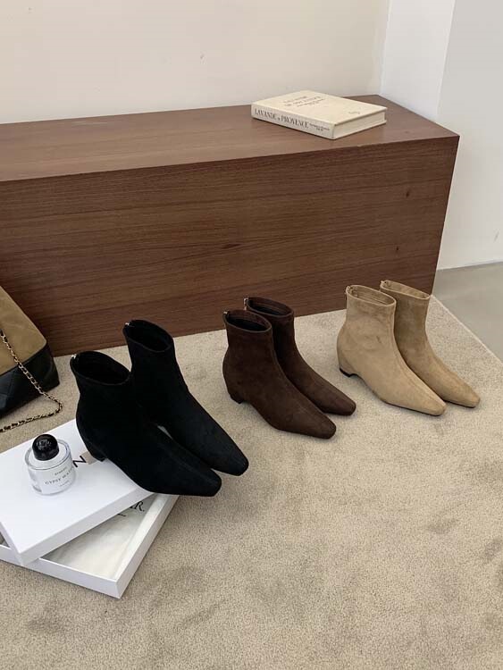Early autumn square-toed wedge suede ankle boots in a Maillard color scheme, slimming with a back zipper, paired with a skirt and wide-leg jeans