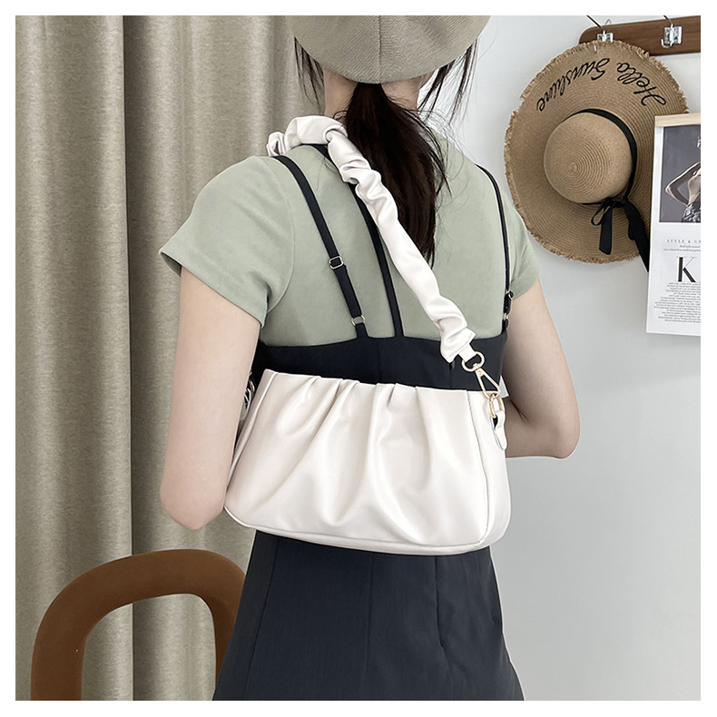 Women's Small Pu Leather Solid Color Streetwear Square Zipper Ruched Bag display picture 7