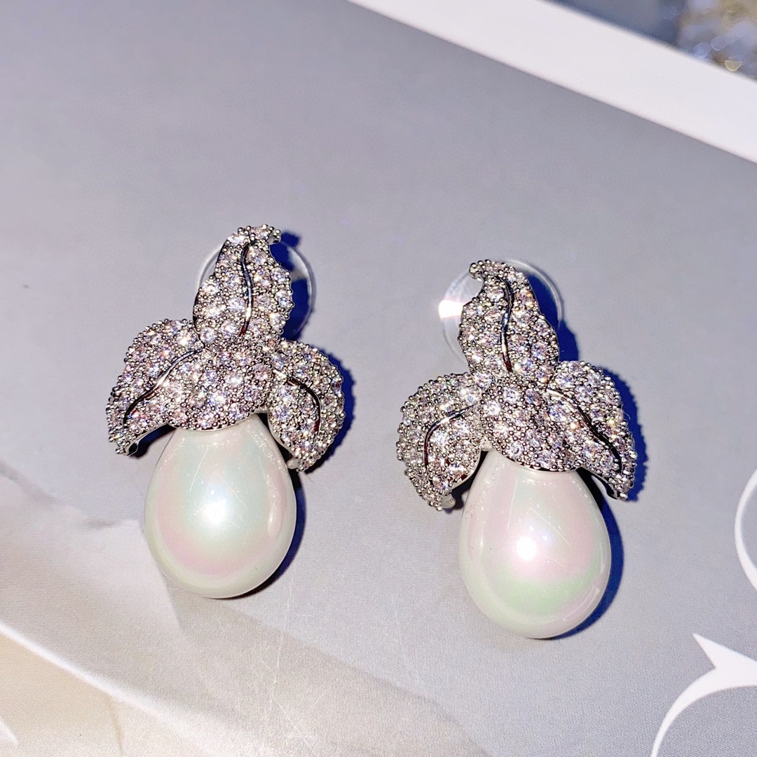 fashionable three dimensional earrings drop-shaped