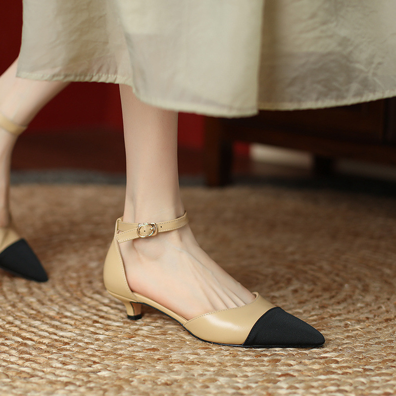 Sandal nữ quai ngang mũi kín gót thấp 2,5 cm phong cách Hàn Quốc phối màu — Màu trắng nhạt