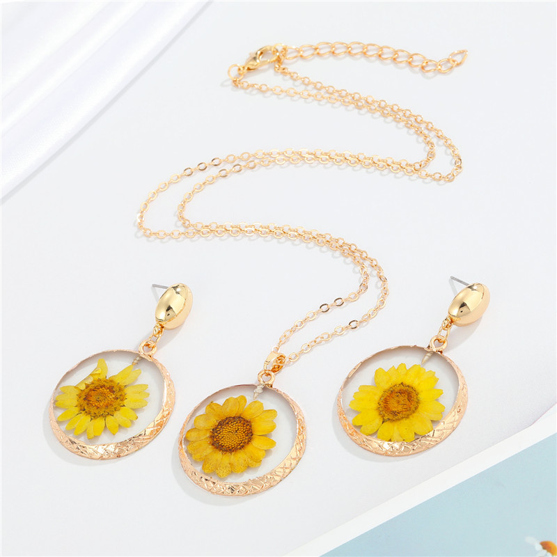Europe And America Cross Border Ornament Creative Resin Round Dried Flower Daisy Necklace Earrings Sunflower Sunflower Ornament display picture 5