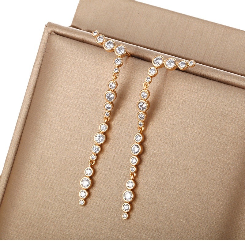 Xuping Jewelry Pendientes largos con flecos de circón chapado en oro Pendientes de diseño creativo personalizado Pendientes de sentido avanzado