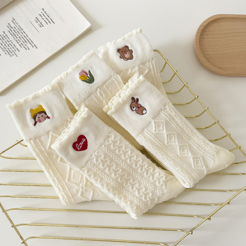 One-piece mechanism boneless suture white embroidery ins trendy Japanese cartoon girl jk internet celebrity mid-calf casual cotton socks