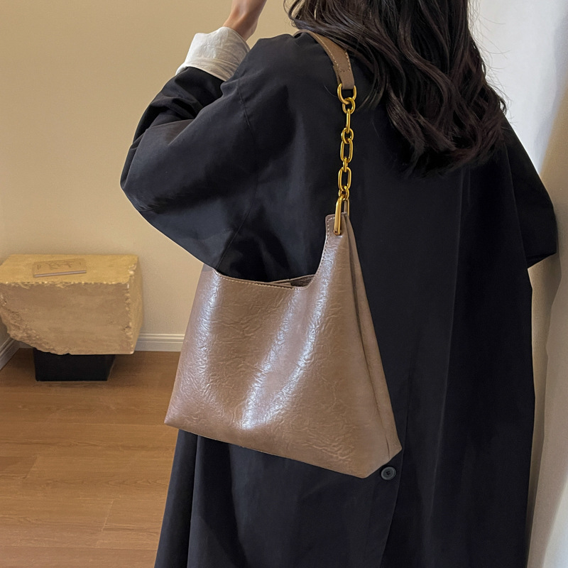 Bolsa de mano relajada coreana para mujeres 2025 nuevo retro versátil viaje bolso de hombro bolso de cubo debajo de la axila