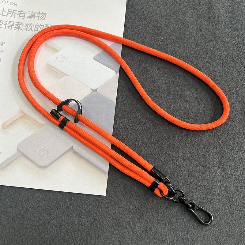 日系8mm携帯電話のストラップは、携帯ケースのストラップに斜めにまたがっています。|undefined
