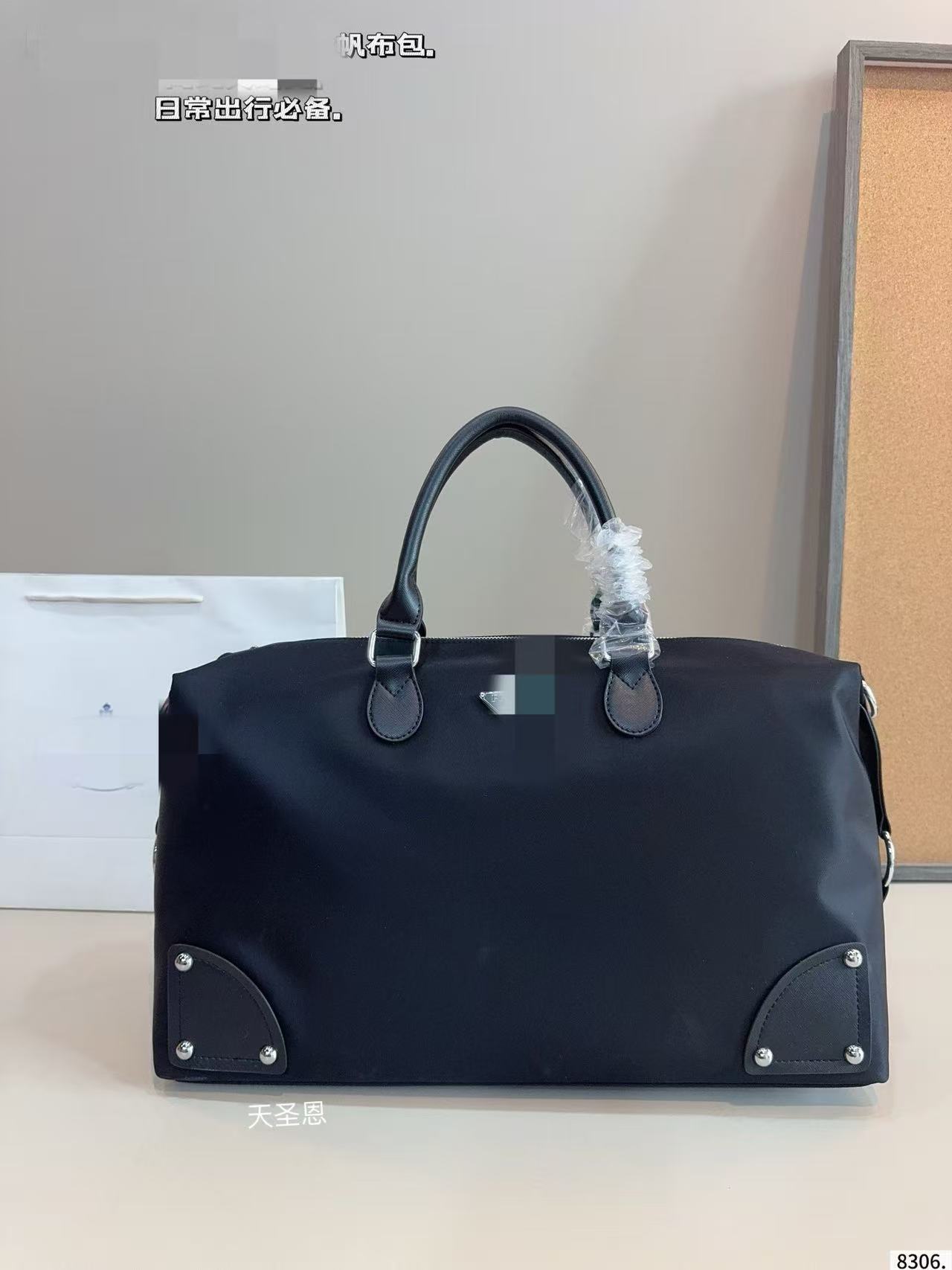 Qara Nylon Üçbucaq Loqolu Səyahət Çantası, Yüngül və Geniş
