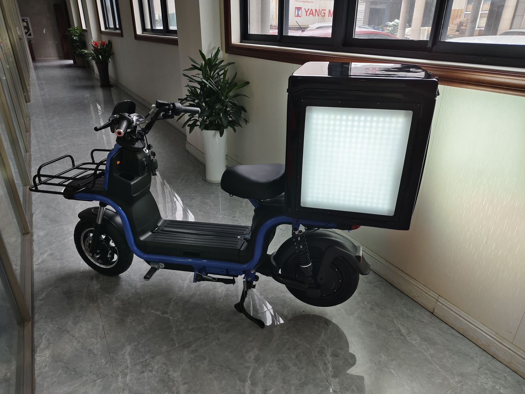 New recommended 3-sided advertising light box with LED lights large motorcycle tail box meal box insulation box takeaway box