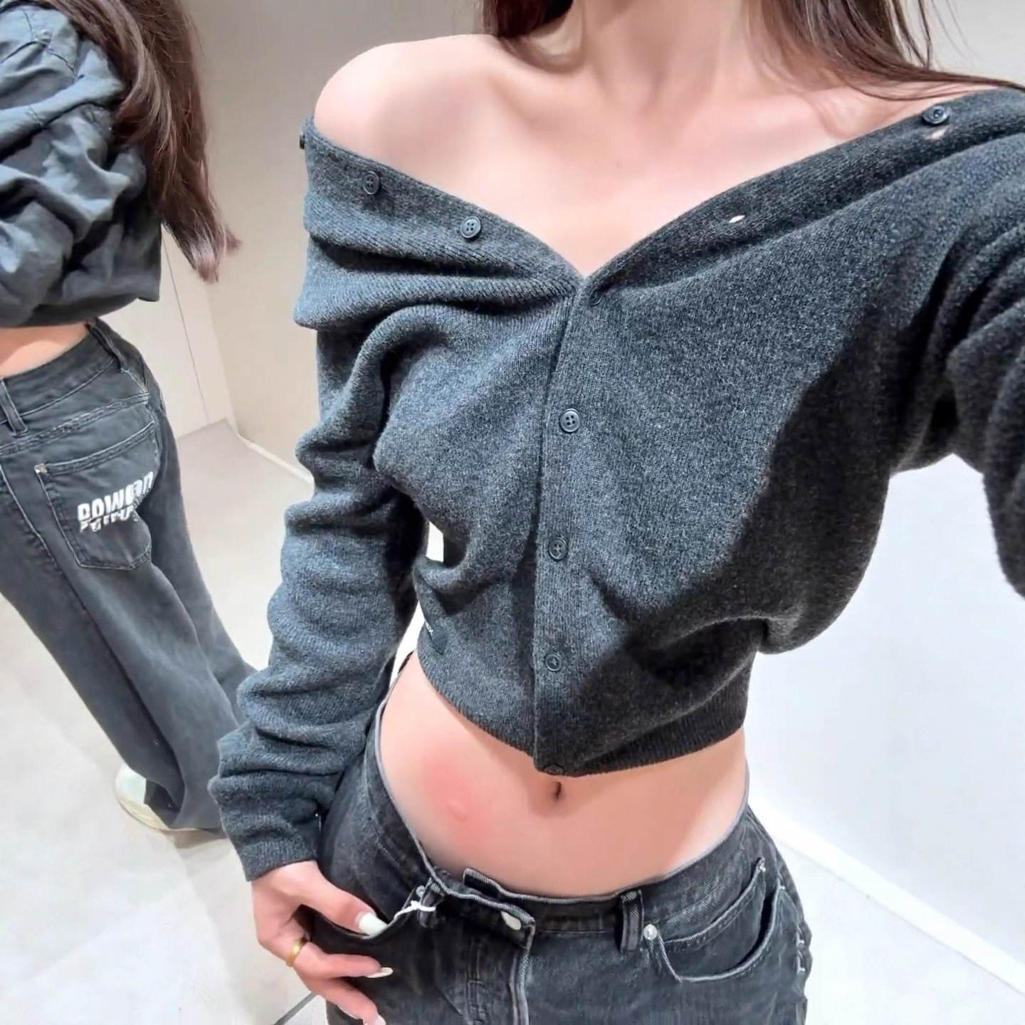 正确版2025秋冬新款性感风高级感一字肩V领针织毛衣开衫小外套女