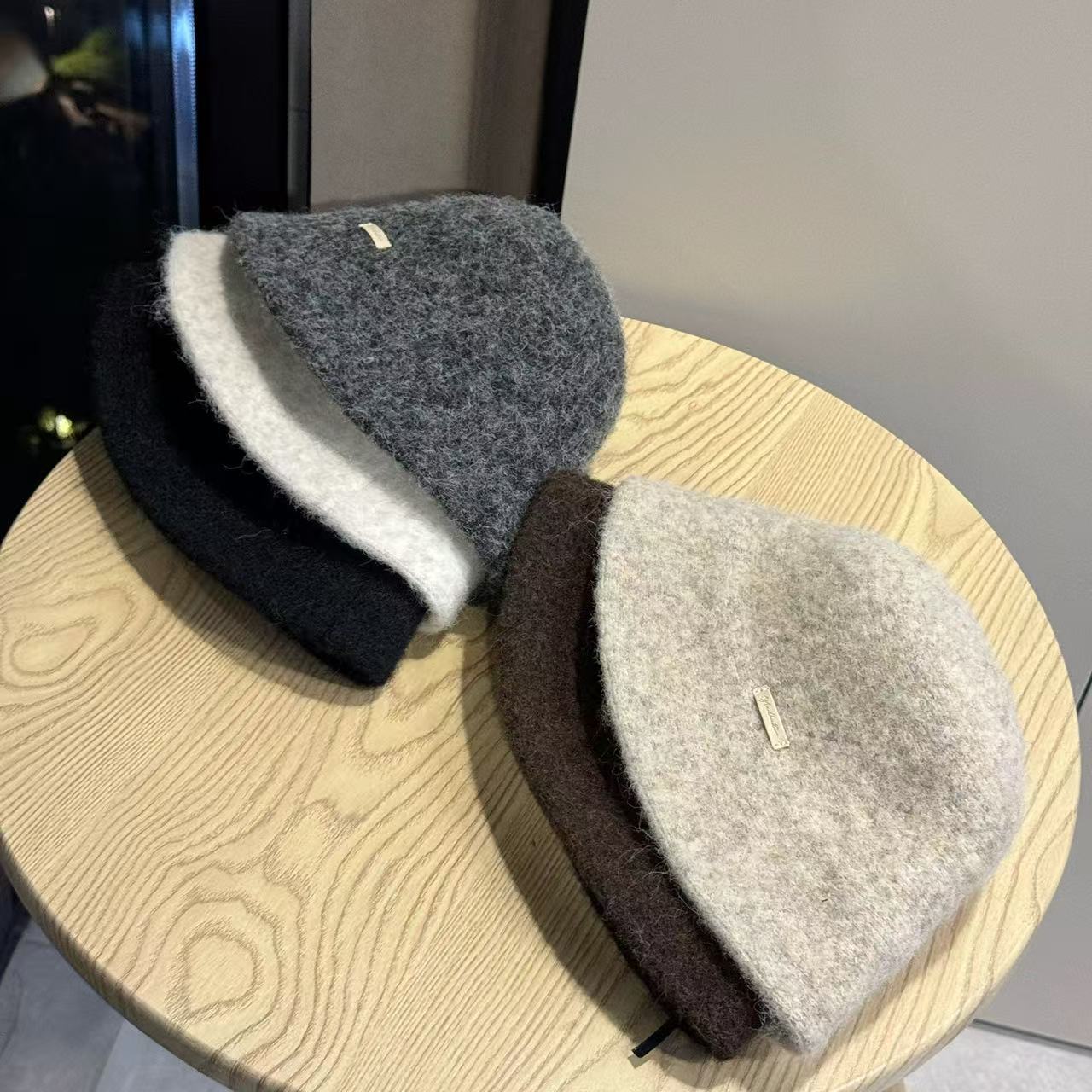 Francia elegante sombrero de pescador blanco para mujeres otoño y invierno 2025 nuevo estilo artístico para mostrar la cara pequeña sensación simple sombrero de cubo de agua universal