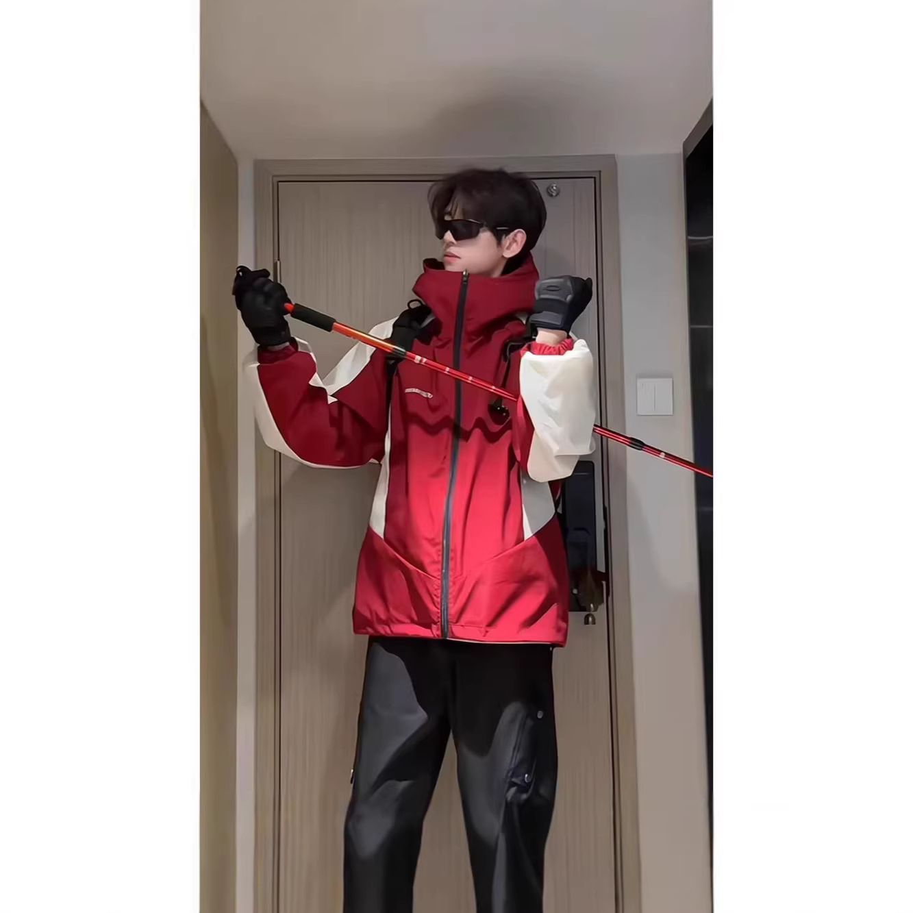 Unisex color-blocked hardshell hooded jacket for couples, windproof and rainproof outdoor mountaineering clothing.