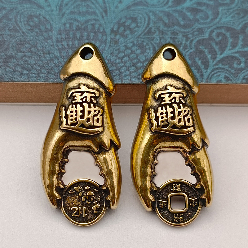 Brass hands rich lucky treasure keychain pendant Chinese style crab pliers five Emperor money decorations small gift