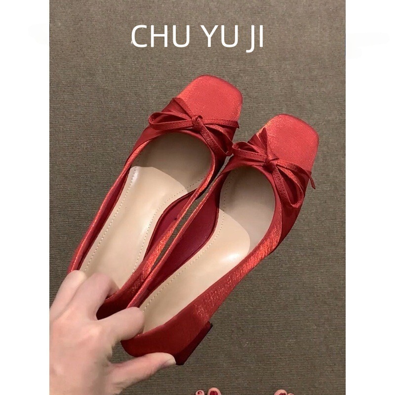 First Encounter with High-Heeled Shoes: Red Wedding Shoes, Square-Toed Chunky Heels, French-Style Bridesmaid Shoes That Are Comfortable on the Feet First Encounter with High-Heeled Shoes: Red Wedding Shoes, Square-Toed Chunky Heels, French-Style Bridesmaid Shoes That Are Comfortable on the Feet