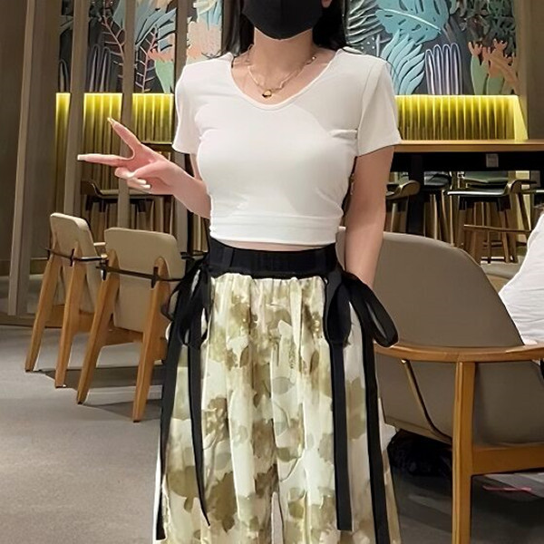 New V Neck T-Shirt Short-Sleeved Beautiful Slim-Fitting Short Top Versatile Casual Summer Fashion Slimming Look Loose New V Neck T-Shirt Short-Sleeved Beautiful Slim-Fitting Short Top Versatile Casual Summer Fashion Slimming Look Loose
