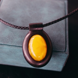 10*19*26MM red light sandalwood inlaid natural Russian beeswax pendant back pattern a variety of themes carving