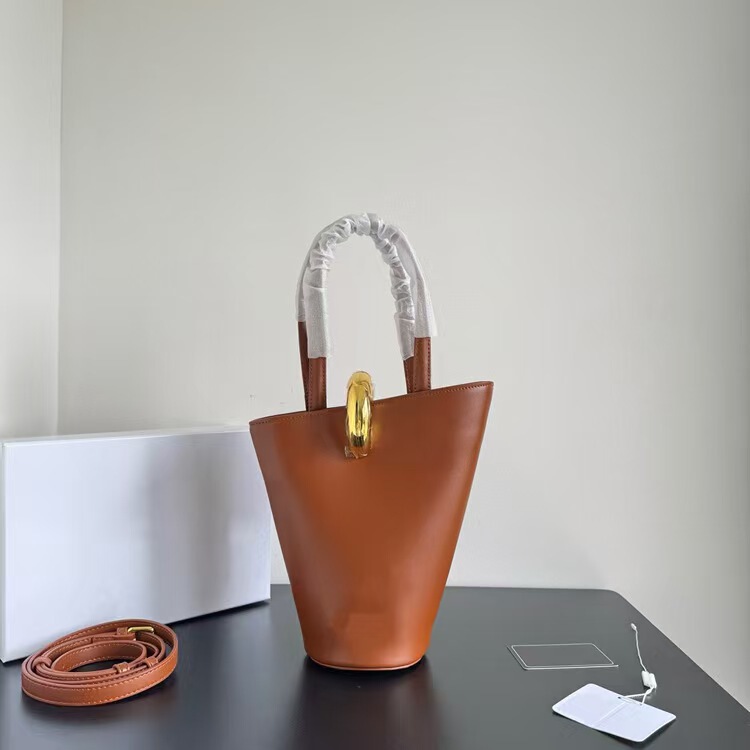 2025 New French Niche Brand Jacquemus Unique Asymmetrical Basket-Style Handbag with Gold Buckle 2025 New French Niche Brand Jacquemus Unique Asymmetrical Basket-Style Handbag with Gold Buckle