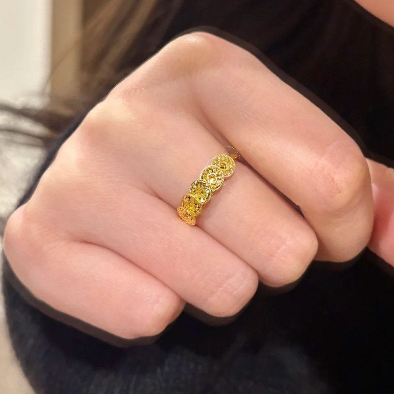 金色の砕氷氷の銅銭の指輪の女性の軽豪華な高級感の指輪は口の指輪のファッションを調節することができます。