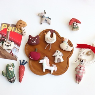 Korean version of the forest flower house apple mushroom brooch accessories handmade fabric cotton linen cartoon bear clothing accessories
