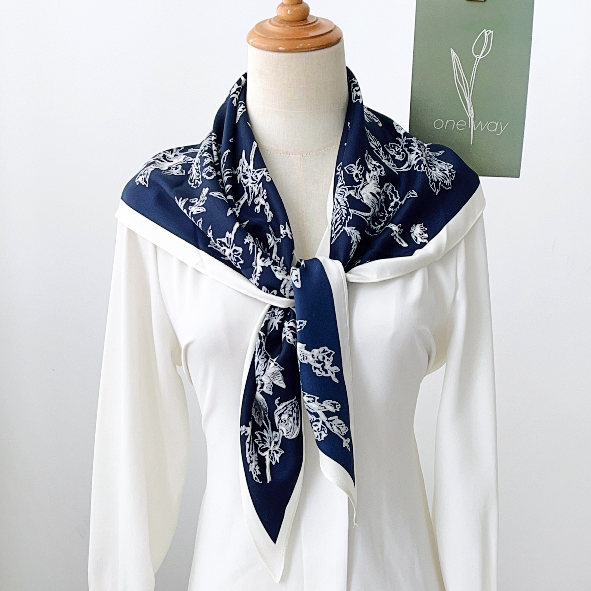 Boceto de toallas de triángulo impresas de flores de viento nueva moda china ropa de viaje con temperamento delgado buñuelo moda