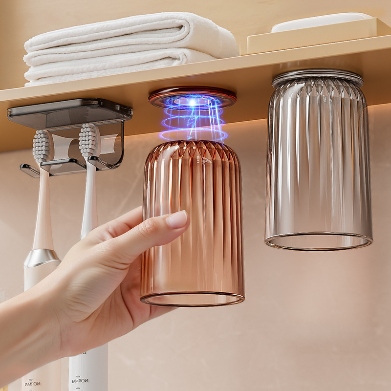 Gabinete de espejos Soporte para cepillos de dientes de succión magnética Taza de enjuague bucal con hebilla invertida Una familia de cuatro montones en la pared Cepillo de dientes de drenaje sin perforación Estante de almacenamiento de tazas