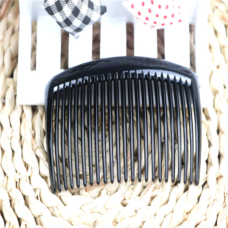 23-tooth Plastic Hair Comb in action