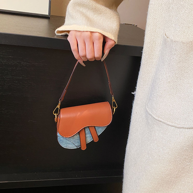 Otoño e invierno nuevo mini pequeño bolso de sillín de mano 2023 bolso de mensajero de hombro de pata de gallo de color de contraste para niños de moda