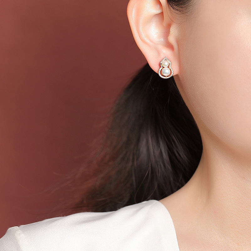 Bông tai bạc S925 mạ vàng đính ngọc trai nước ngọt hình quả hồ lô phong cách mới — Bạc