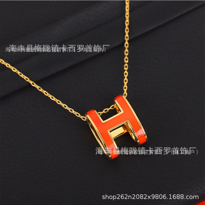 Aijia 銅合金メッキ 18KH レターネックレス、女性用クラシックエナメルペンダント、軽くて豪華なニッチな鎖骨チェーン、親友へのギフトに最適|undefined