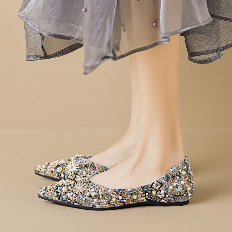 民族风尖头单鞋2025年新款水镶钻铆钉平底鞋女配裙子