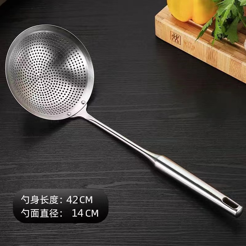 Acero inoxidable gran cuchara de cocina de grado alimenticio frio setos de madera de mango largo boltón de fideos de pesca cuchara de perforación de malla cerrada cuchara de fideos resistente a alta temperatura