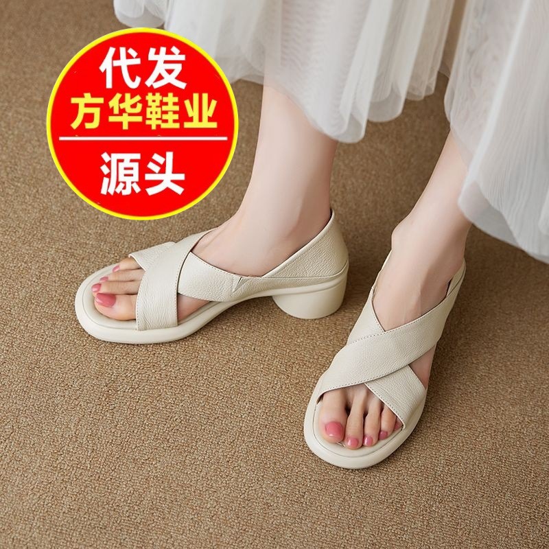 2026 nuevo producto de verano de moda confortable tacones redondos tendencia de tacones sólidos sandalias de dedo abierto