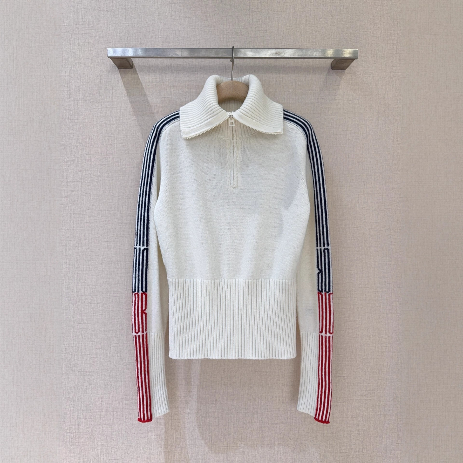 简约半拉链翻领毛衣女撞色条纹装饰衣袖复古时尚秋冬必备日常穿搭