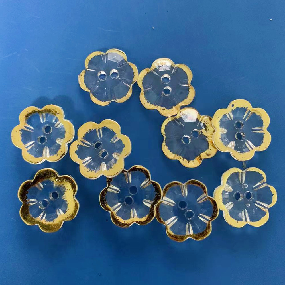 批发服装辅料六瓣梅花形透明烫金底亚克力纽扣