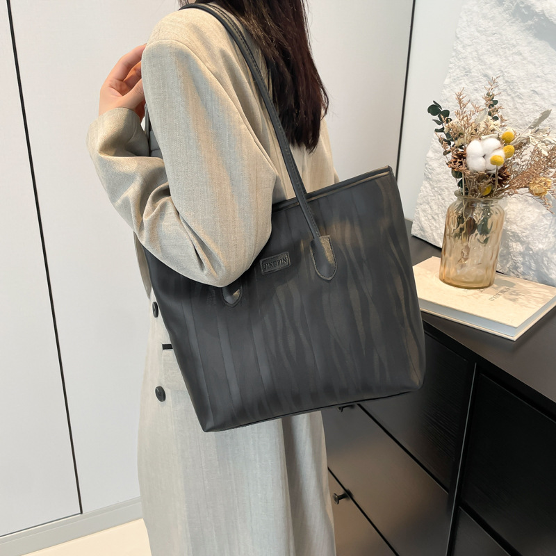 대용량 가방 여성의 2025 신선한 스타일 가을과 겨울 간단한 캐주얼 어깨 가방 캐주얼 통근 토트 백