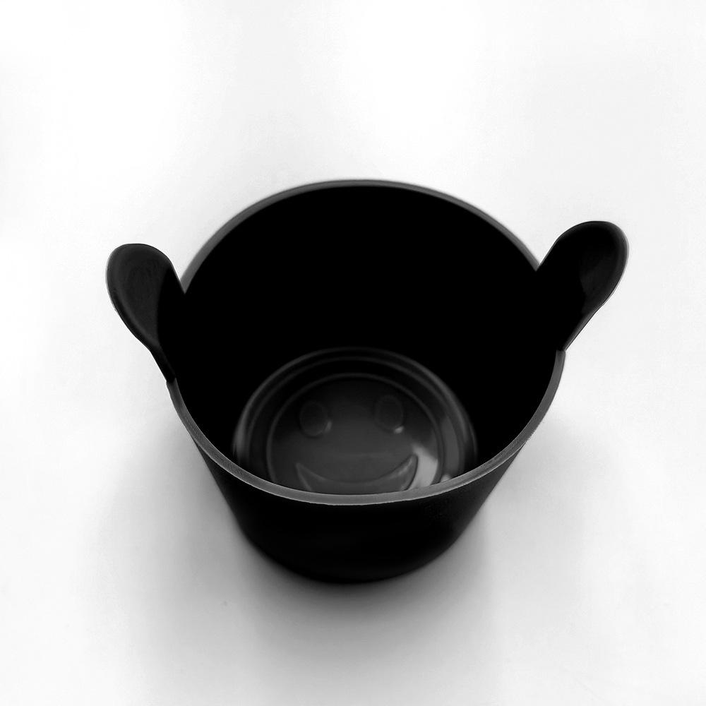 黑色