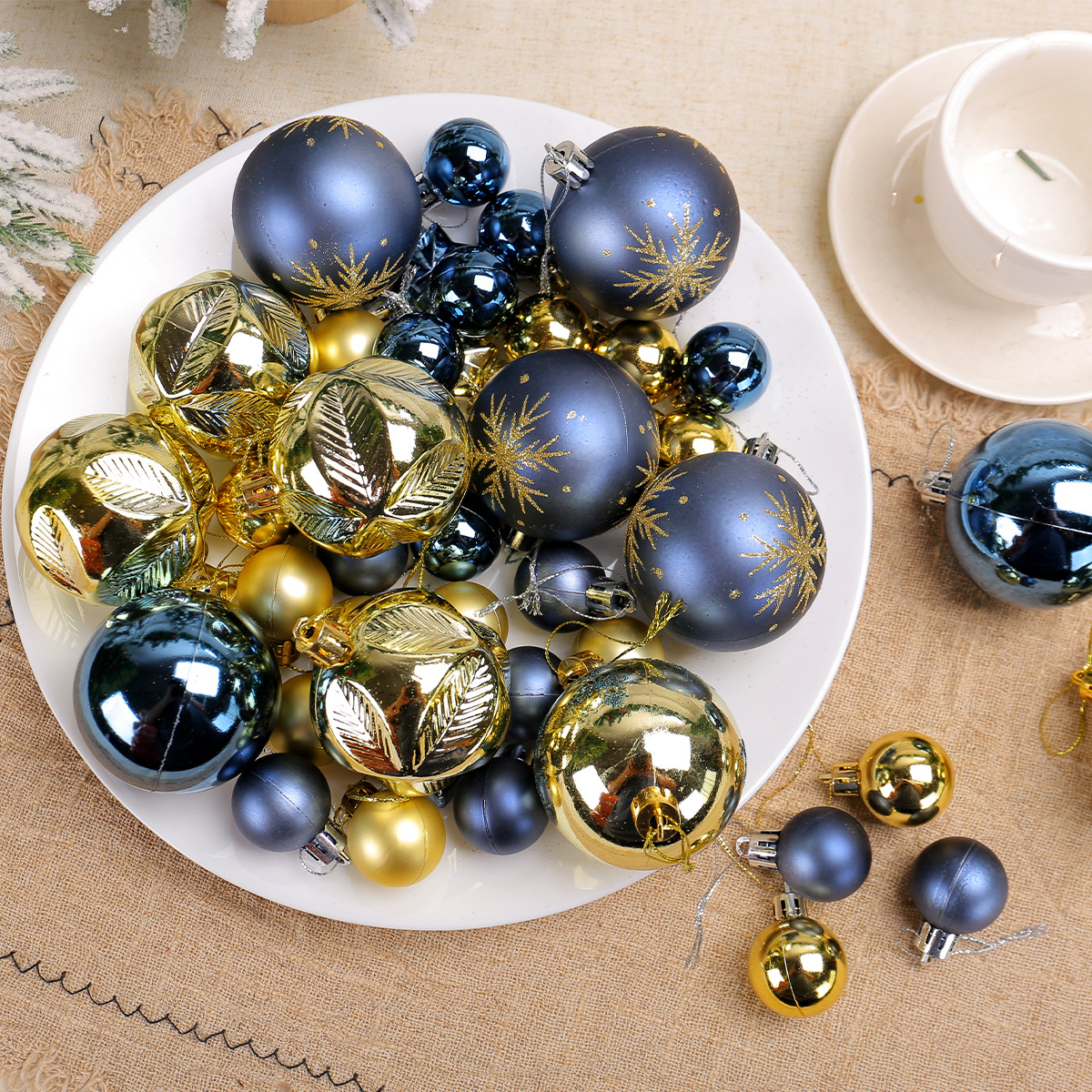 Nuevos productos galvanizados bolas de decoración de Navidad árbol de Navidad de plástico colgante bolas de Navidad pintadas colgante caja de regalo