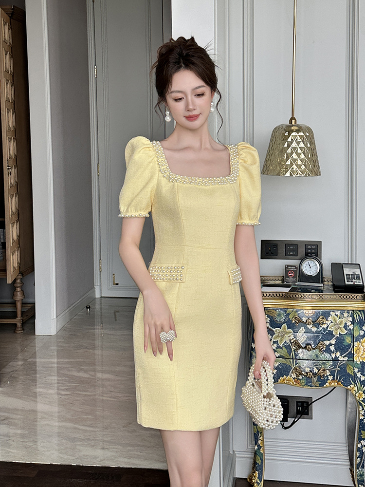 Đầm ôm body nữ cổ vuông đính ngọc trai phong cách Chanel — màu vàng kem