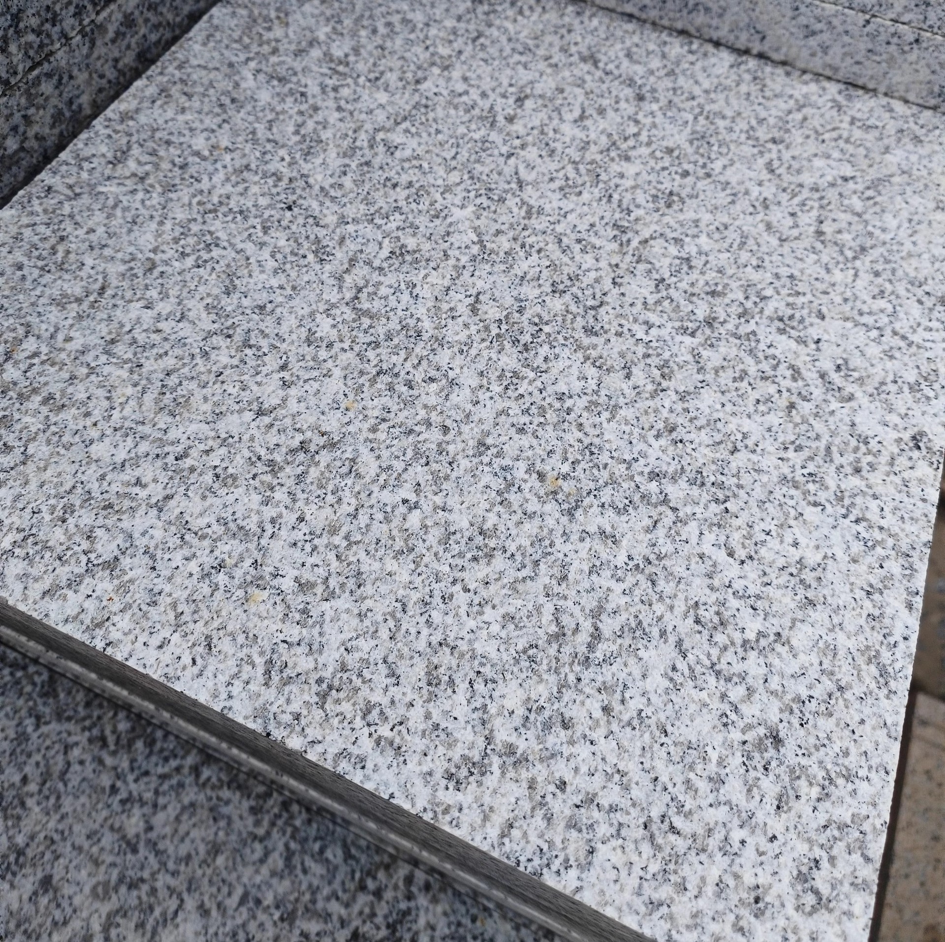 ������ʯ�Ļƽ������ʯ��֦��֥��ڻҰ׻��հ�ʯ��԰�ֵ���