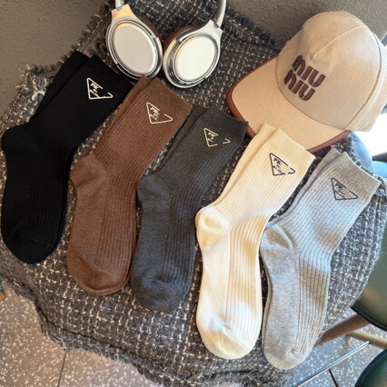 New autumn and winter styles: women's socks with printed letters, mid-calf length, trendy black, white, and gray solid-color athletic socks, comfortable and versatile