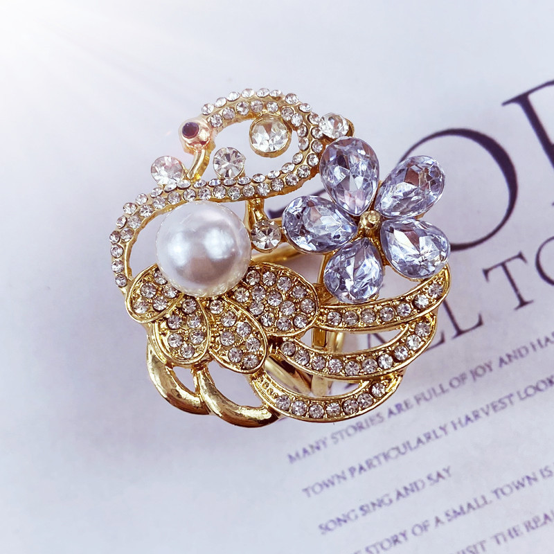 Zwaan broche met parels en kristallen voor dames elegant_voghion.com