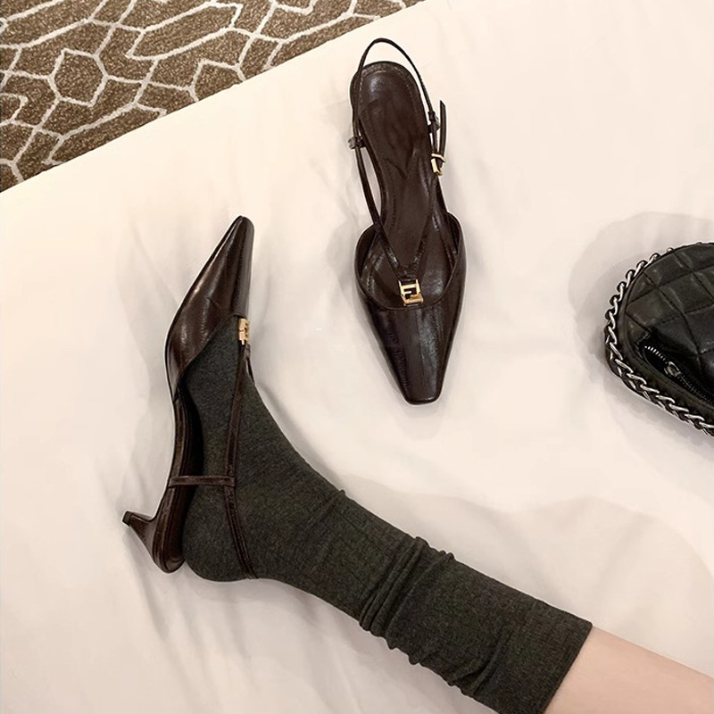 El mismo estilo de Su Yinyin, el círculo de Beijing es rico y hermoso ~ Cabeza cuadrada pequeña hebilla dorada patrón de anguila gatito tacón trasero sandalias vacías mujeres verano