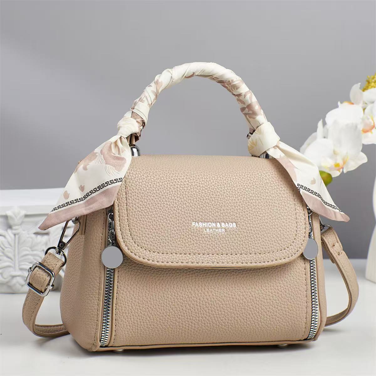 2025 nuevo bolso de hombro de moda bolso de mensajero de cuero suave para mujer bolso ligero para mujer bolso pequeño para mujer verano textura versátil