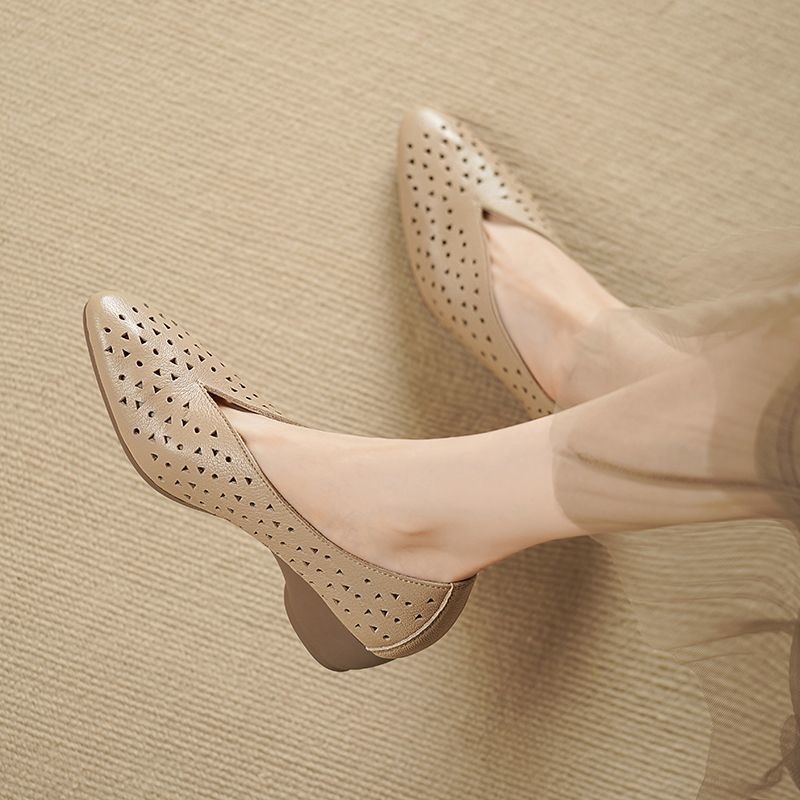 2026 primavera nuevo temperamento elegante dama zapatos de mamá cómodos simples tacones agudos huecos respirables zapatos de frijoles