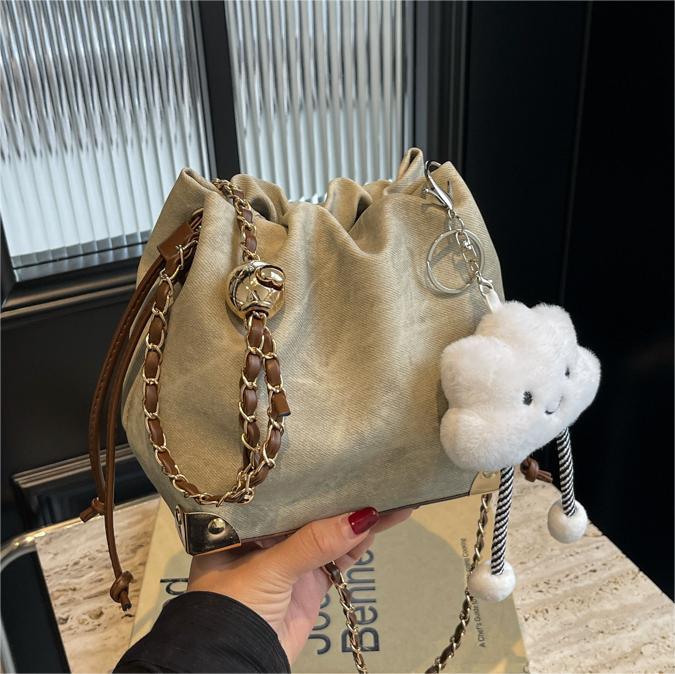 Este año, la moda de alta sensación de bolso para mujeres 2024 nuevo estilo extranjero, bolso de cinturón de cadena, bolso de cubo en línea.