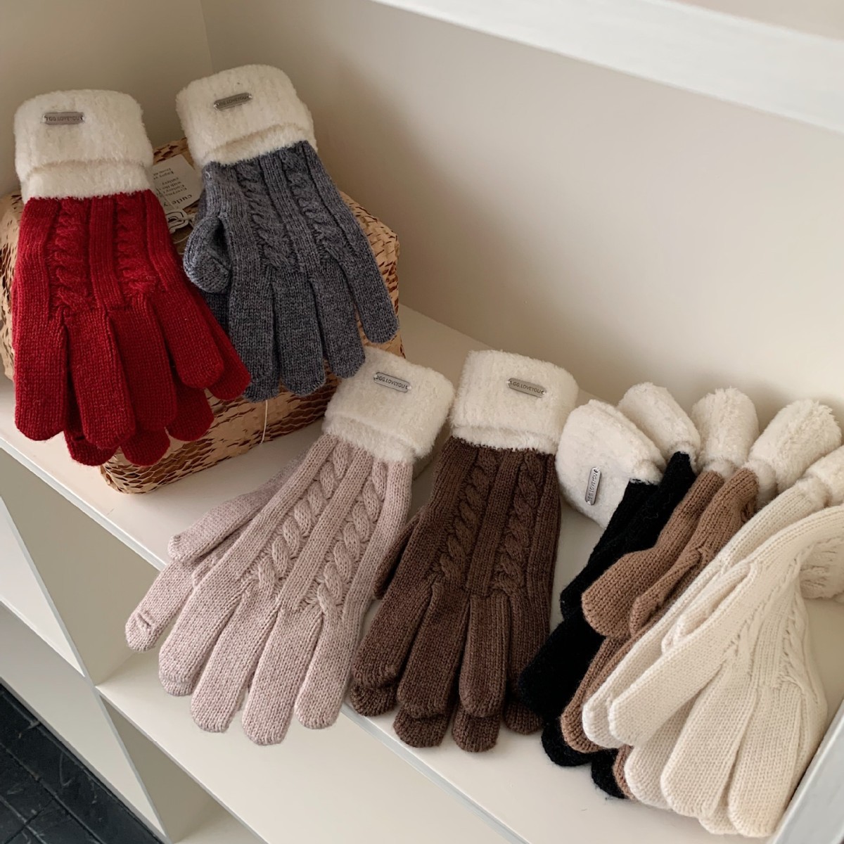 Guantes de lana de bordado clásico de ganado de punto de invierno para mujeres con un alto valor facial grueso guantes de dedo de pantalla táctil caliente