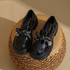 厚い底の楽福の靴の女性の2025春の新型の黒色の小さい革靴の英倫風の小さい背は高くて太いです。
