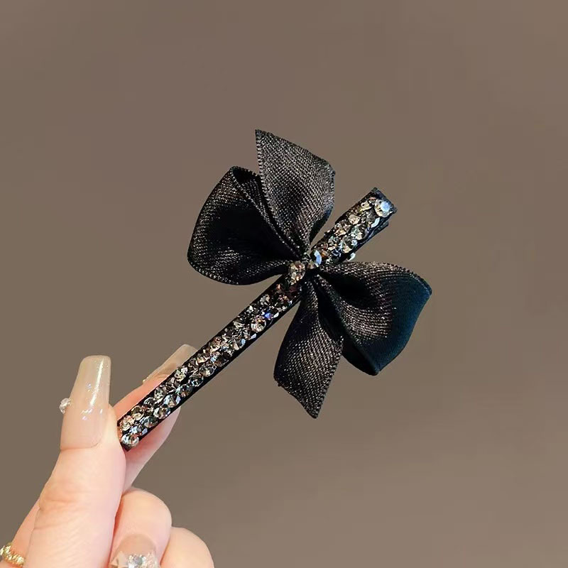 Presilha de franja vintage de luxo, estilo bico de pato, preta, com laço e strass. Versátil acessório para cabelo._voghion.com