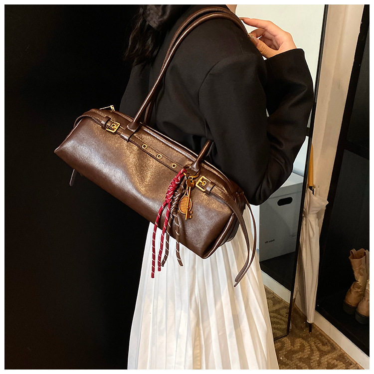 Túi xách baguette nữ phong cách retro, túi đeo tay và kẹp nách thời trang, kiểu dáng gối mềm mại — Burgundy không có mặt dây chuyền, Màu nâu không có mặt dây chuyền, Màu đen không có mặt dây chuyền, Màu nâu với mặt dây chuyền chi tiết 11